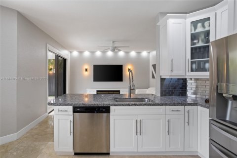 House in Miami, Florida 5 bedrooms, 217.21 sq.m. № 1839467 - photo 25