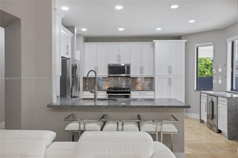 House in Miami, Florida 5 bedrooms, 217.21 sq.m. № 1839467 - photo 22