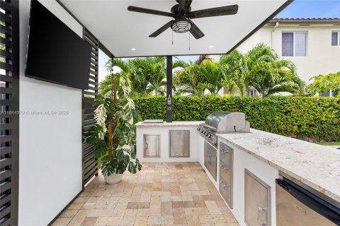 House in Miami, Florida 5 bedrooms, 217.21 sq.m. № 1839467 - photo 11