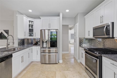 House in Miami, Florida 5 bedrooms, 217.21 sq.m. № 1839467 - photo 27