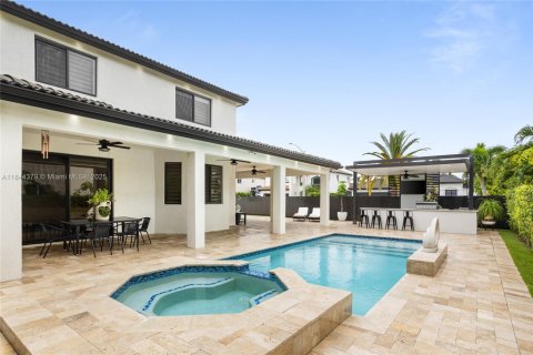 House in Miami, Florida 5 bedrooms, 217.21 sq.m. № 1839467 - photo 7