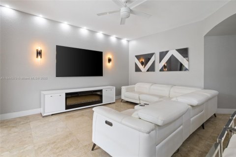 House in Miami, Florida 5 bedrooms, 217.21 sq.m. № 1839467 - photo 30