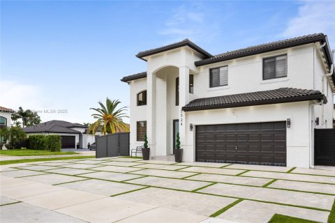 House in Miami, Florida 5 bedrooms, 217.21 sq.m. № 1839467 - photo 3