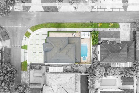 House in Miami, Florida 5 bedrooms, 217.21 sq.m. № 1839467 - photo 4
