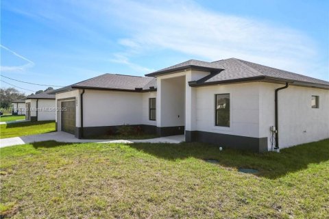 House in Lehigh Acres, Florida 3 bedrooms № 1862611 - photo 2