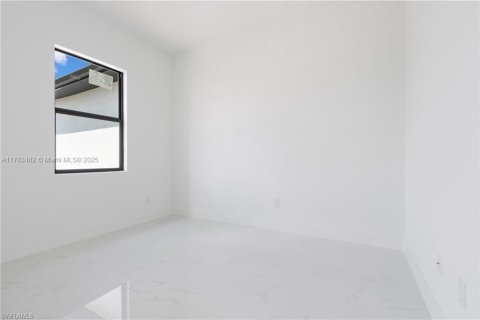 House in Lehigh Acres, Florida 3 bedrooms № 1862611 - photo 4