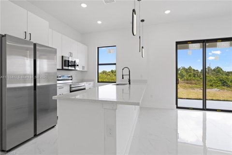 House in Lehigh Acres, Florida 3 bedrooms № 1862611 - photo 11