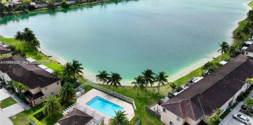 Villa ou maison à Miami, Floride 3 chambres, 122.54 m2 № 2004241