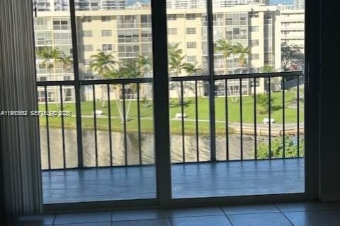 Copropriété à louer à Aventura, Floride: 1 chambre, 71.35 m2 № 2079093 - photo 15