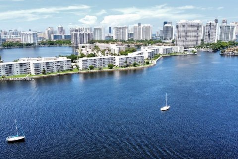 Condominio en Aventura, Florida, 1 dormitorio № 2079093