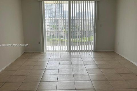 Copropriété à louer à Aventura, Floride: 1 chambre, 71.35 m2 № 2079093 - photo 6