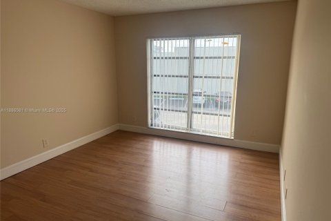 Copropriété à louer à Tamarac, Floride: 2 chambres, 94.11 m2 № 1932275 - photo 11