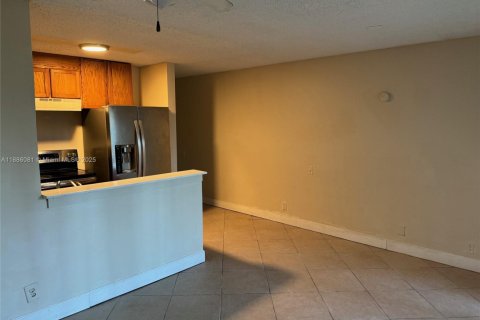 Condominio en alquiler en Tamarac, Florida, 2 dormitorios, 94.11 m2 № 1932275 - foto 3