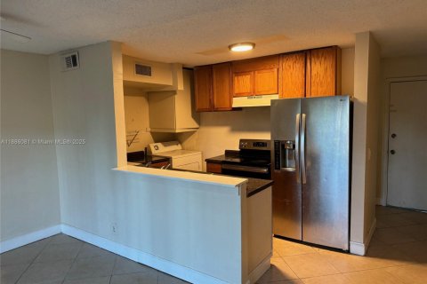 Condominio en alquiler en Tamarac, Florida, 2 dormitorios, 94.11 m2 № 1932275 - foto 2