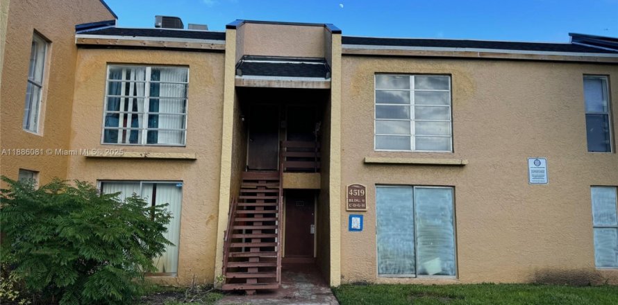 Condominio en Tamarac, Florida, 2 dormitorios № 1932275