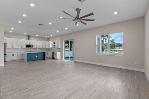 House in Orlando, Florida 4 bedrooms, 240.62 sq.m. № 1884347 - photo 17
