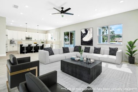 House in Orlando, Florida 4 bedrooms, 240.62 sq.m. № 1884347 - photo 2