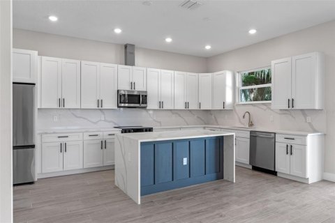 House in Orlando, Florida 4 bedrooms, 240.62 sq.m. № 1884347 - photo 12