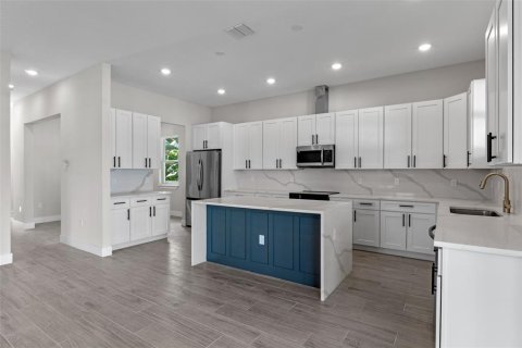 House in Orlando, Florida 4 bedrooms, 240.62 sq.m. № 1884347 - photo 13