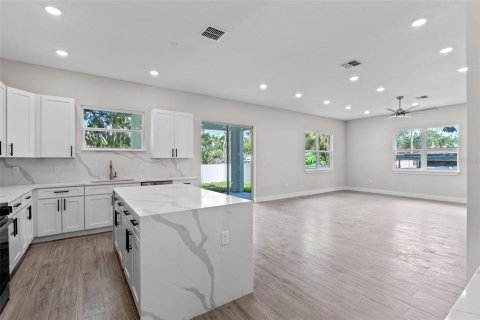 House in Orlando, Florida 4 bedrooms, 240.62 sq.m. № 1884347 - photo 15