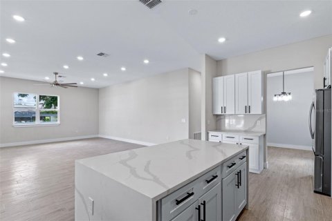 House in Orlando, Florida 4 bedrooms, 240.62 sq.m. № 1884347 - photo 16