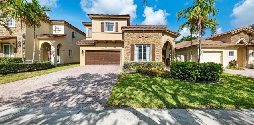 House in Cutler Bay, Florida 4 bedrooms, 225.66 sq.m. № 1880019