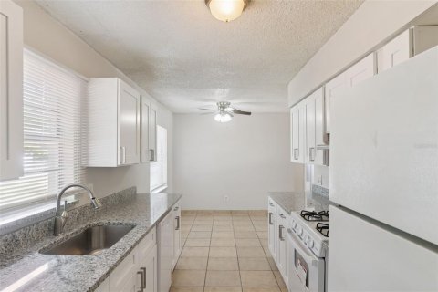 Villa ou maison à louer à Sanford, Floride: 4 chambres, 121.24 m2 № 2114291 - photo 4
