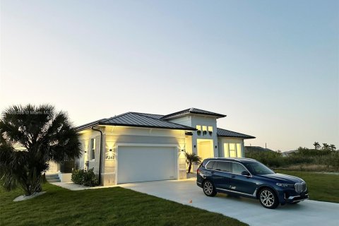 House in Port Charlotte, Florida 3 bedrooms, 185.71 sq.m. № 2013211