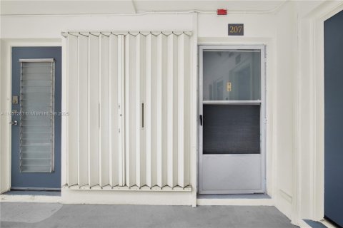 Condo in Miami Beach, Florida, 1 bedroom № 1957692 - photo 19