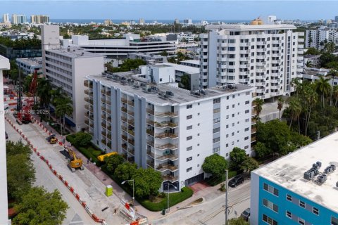 Condo in Miami Beach, Florida, 1 bedroom № 1957692 - photo 1