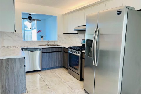 Touwnhouse à vendre à Doral, Floride: 2 chambres, 133.69 m2 № 2065060 - photo 4