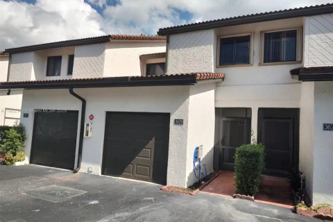 Снять в аренду таунхаус в Корал-Спрингс, Флорида 3 спальни, 136.94м2, № 1976280 - фото 1