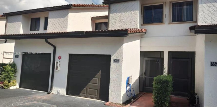 Таунхаус в Корал-Спрингс, Флорида 3 спальни, 136.94м2 № 1976280