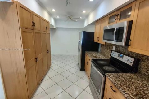 Снять в аренду таунхаус в Корал-Спрингс, Флорида 3 спальни, 136.94м2, № 1976280 - фото 2