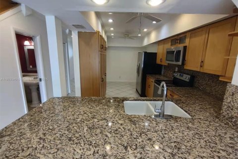 Снять в аренду таунхаус в Корал-Спрингс, Флорида 3 спальни, 136.94м2, № 1976280 - фото 3