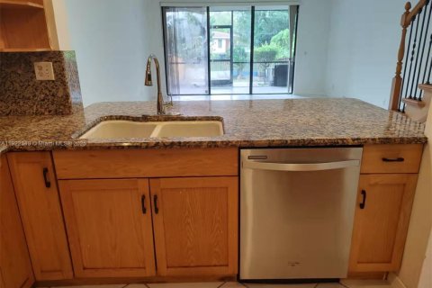 Снять в аренду таунхаус в Корал-Спрингс, Флорида 3 спальни, 136.94м2, № 1976280 - фото 5