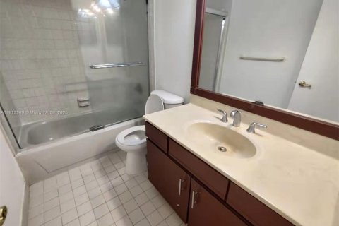 Снять в аренду таунхаус в Корал-Спрингс, Флорида 3 спальни, 136.94м2, № 1976280 - фото 24