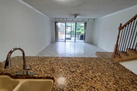 Снять в аренду таунхаус в Корал-Спрингс, Флорида 3 спальни, 136.94м2, № 1976280 - фото 4
