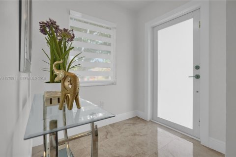 Casa en venta en Miami, Florida, 3 dormitorios, 127.46 m2 № 2040110 - foto 2
