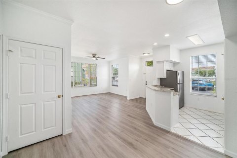 Condo in Tampa, Florida, 1 bedroom  № 1813086 - photo 9