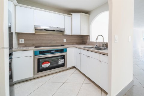 Condo in Fort Lauderdale, Florida, 1 bedroom  № 1943973 - photo 13