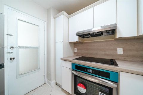 Condo in Fort Lauderdale, Florida, 1 bedroom  № 1943973 - photo 16