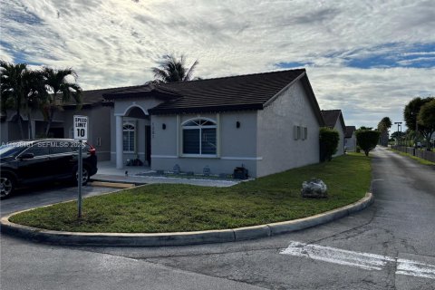 Condo in Hialeah, Florida, 3 bedrooms  № 1995930 - photo 2