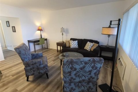 Copropriété à louer à Hallandale Beach, Floride: 1 chambre, 45.89 m2 № 1995962 - photo 12