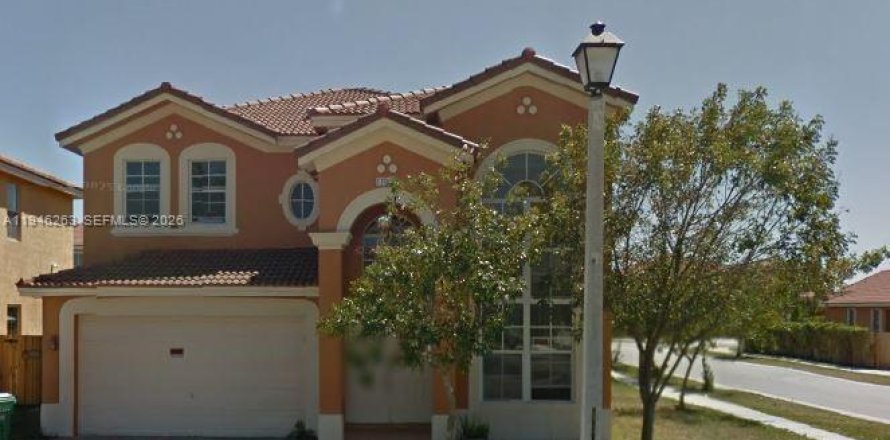 House in Homestead, Florida 5 bedrooms, 270.72 sq.m. № 2053084