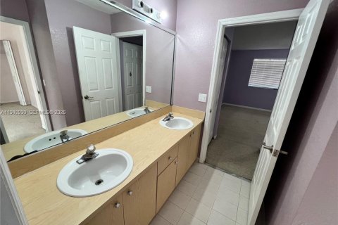 Touwnhouse à louer à Hialeah Gardens, Floride: 3 chambres, 109.62 m2 № 2006789 - photo 6