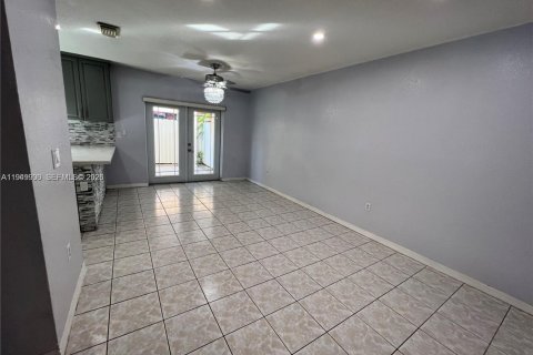Touwnhouse à louer à Hialeah Gardens, Floride: 3 chambres, 109.62 m2 № 2006789 - photo 3