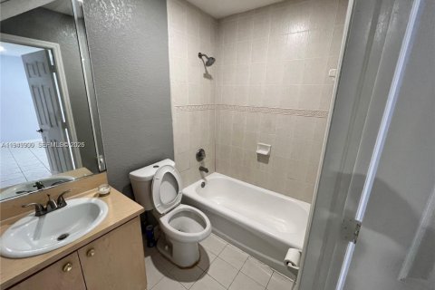 Touwnhouse à louer à Hialeah Gardens, Floride: 3 chambres, 109.62 m2 № 2006789 - photo 7