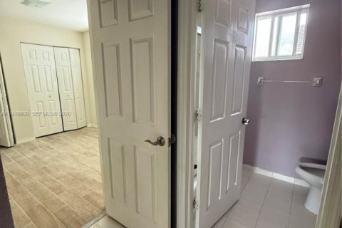 Touwnhouse à louer à Hialeah Gardens, Floride: 3 chambres, 109.62 m2 № 2006789 - photo 13