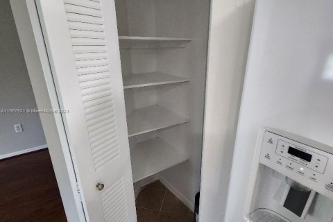 Condo in Pembroke Pines, Florida, 1 bedroom  № 1867580 - photo 4